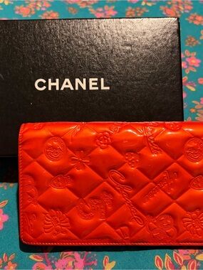 CHANEL Lucky Symbols patent wallet and box, SEE PHOTOS